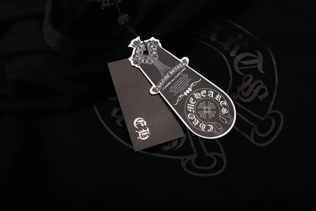 M14—P210 -Chrome Hearts/Chrome Hearts printed sweatshirt cardigan jacket -420 grams of high-density, high-quality wool, soft, delicate and skin-friendly, soft and silky to the touch, warm and skin-friendly -The hardware zipper accessories are all customized and full of details -Colour: black white -Size: S M L XL